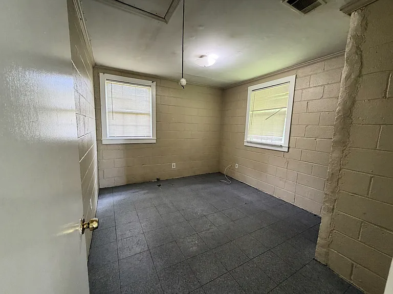 920 Carter St — Photo 9