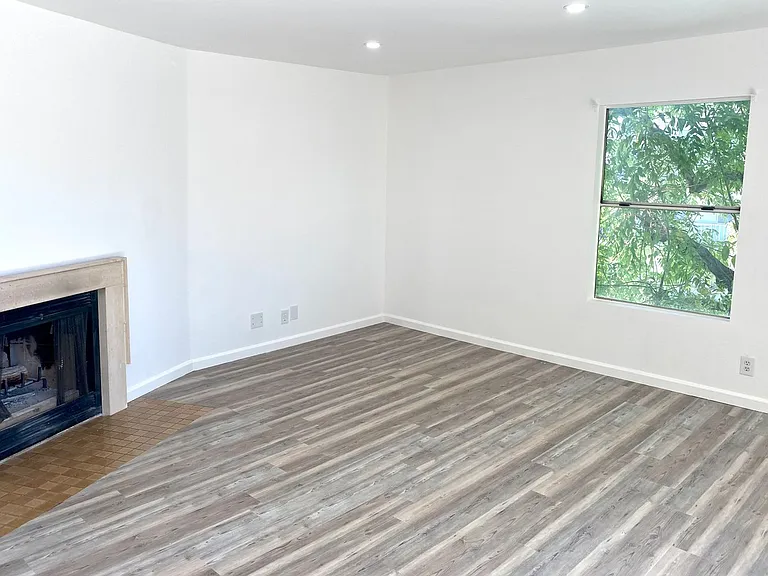 14914 Hamlin St #103 — Photo 2
