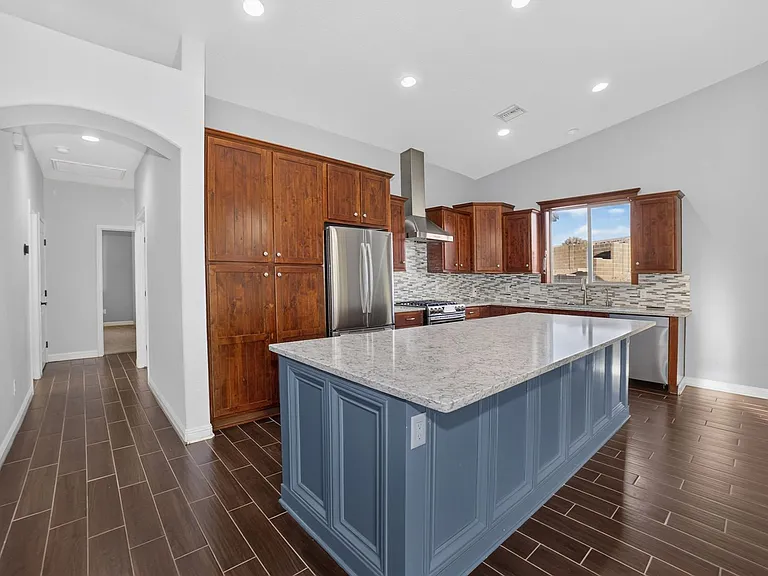 2792 S Aurora Ave — Photo 8