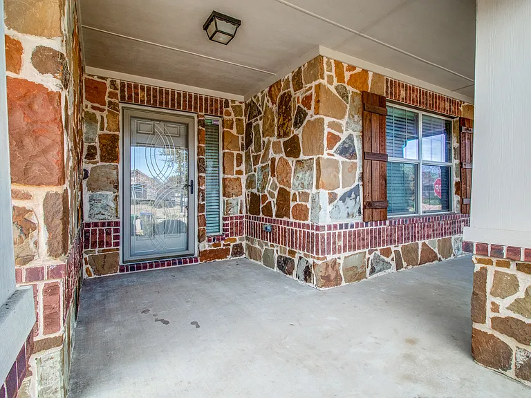 2100 Willow Creek Dr — Photo 3
