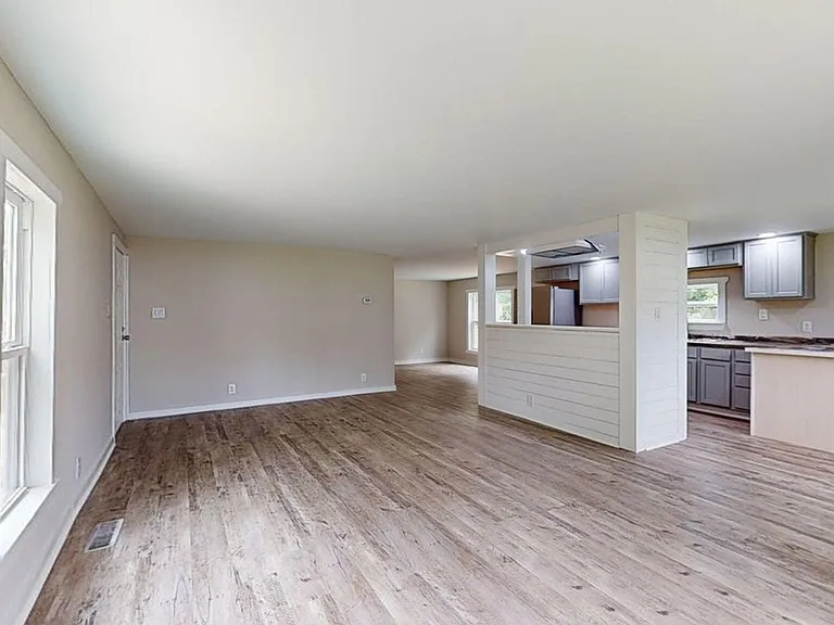 308 Queens Rd — Photo 10