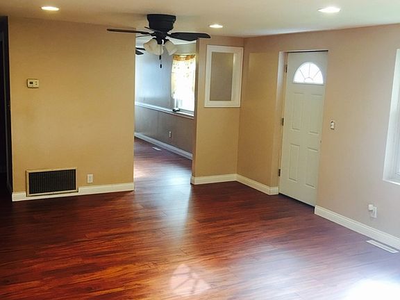 3rd image of 324 Tee Ln