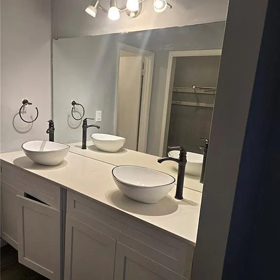 1205 Empire Cir — Photo 1