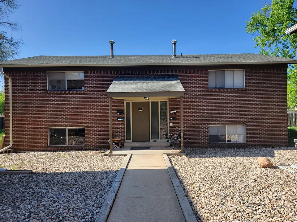 925 James Ct