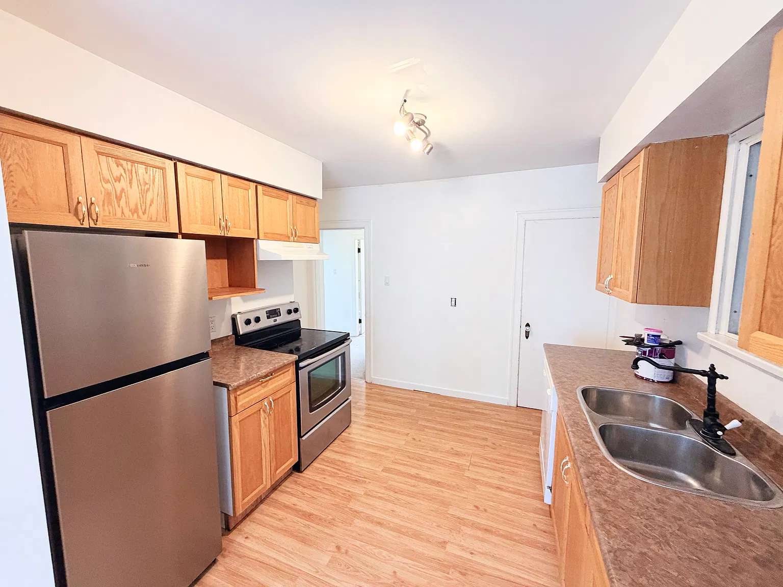 2 bed, 1000 sqft, $1,950 — Photo 2