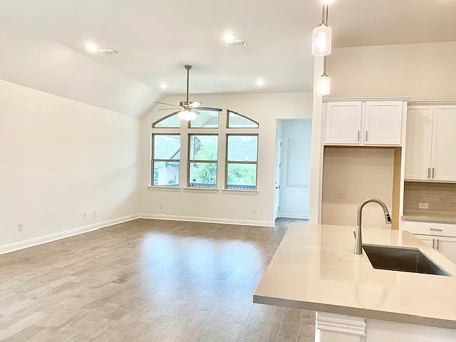 2920 Youngwood St — Photo 3