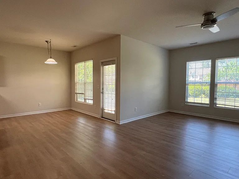 416 Charleville Ct — Photo 12