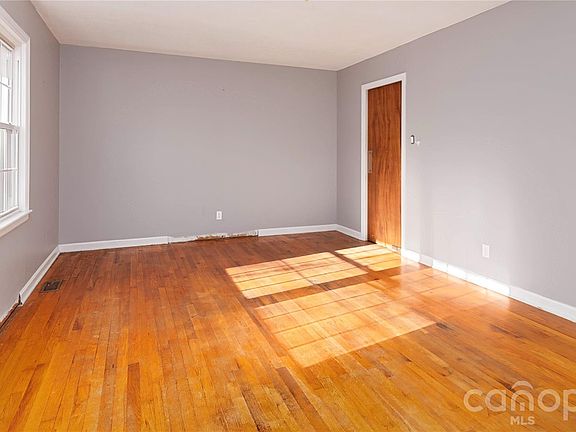 5th image of 1736 Ebinport Rd