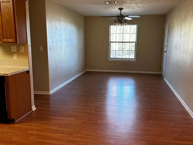 139 Sherwood Dr #D — Photo 3