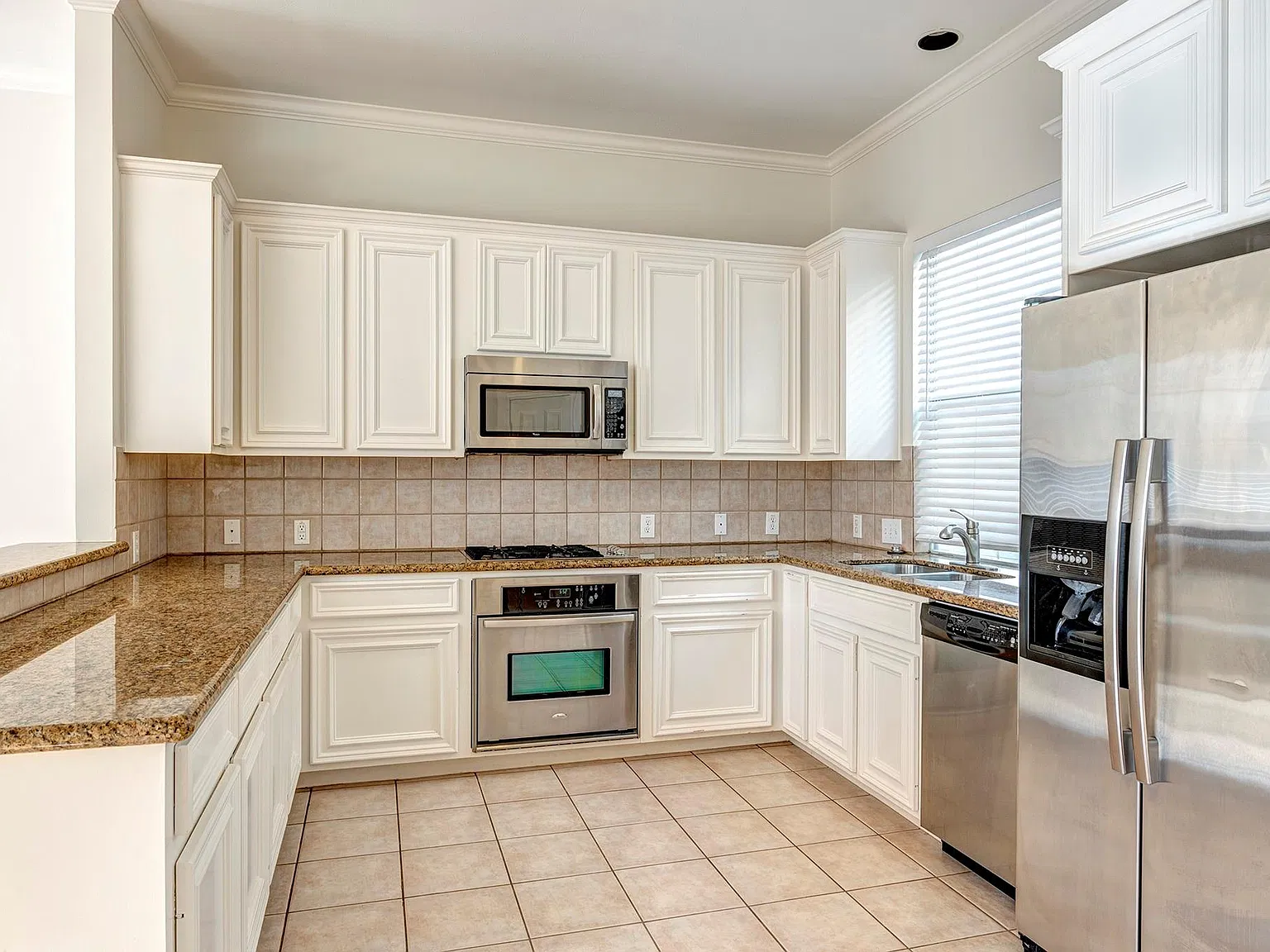 2 bed, 2.0 bath, 2224 sqft, $3,200 — Photo 4