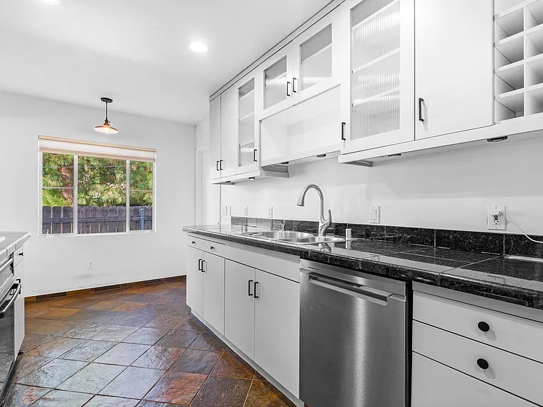 821 Vanderbilt Pl — Photo 10