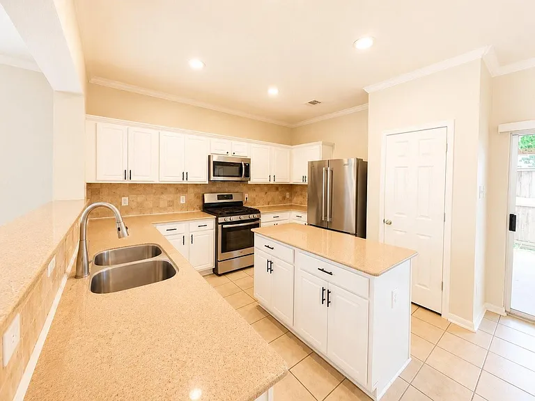 13119 Stratford Skies Ln — Photo 6