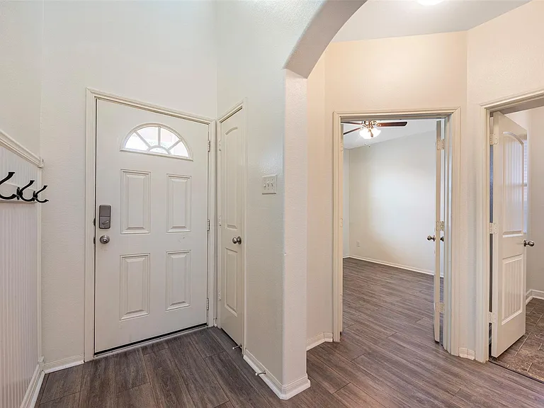 106 Crown Point Ct — Photo 2
