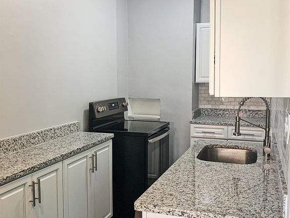 4th image of 3910 Oak St #B14