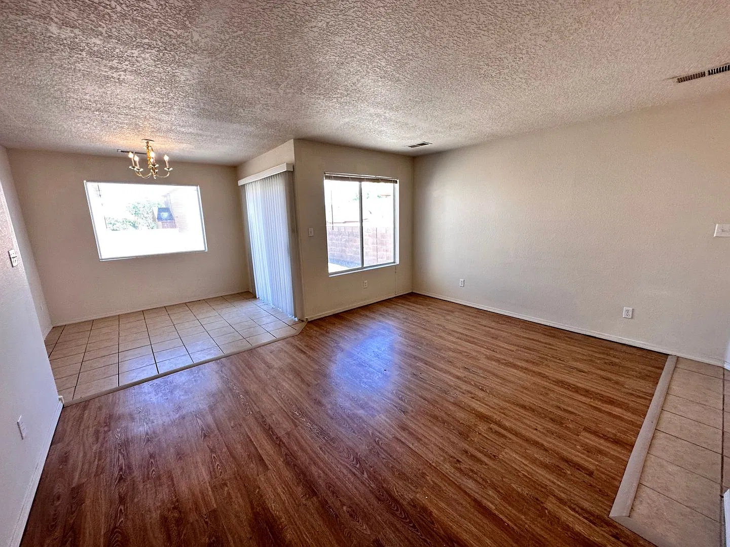 3 bed 2 bath home in Huning Ranch — Photo 4