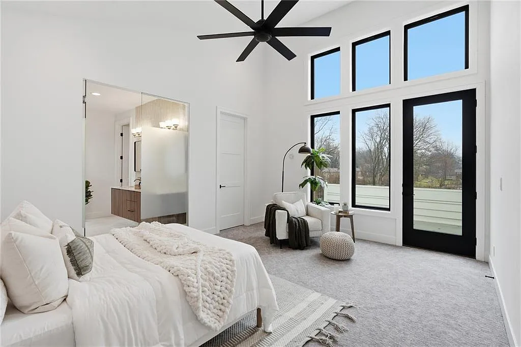 5 bed, 4.5 bath, 4062 sqft, $5,075 — Photo 3