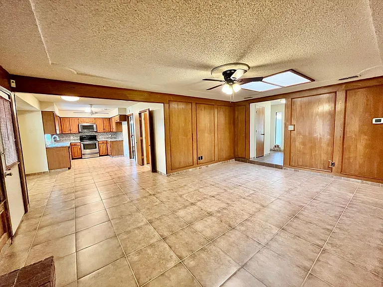 3904 Woodbury Ct — Photo 2
