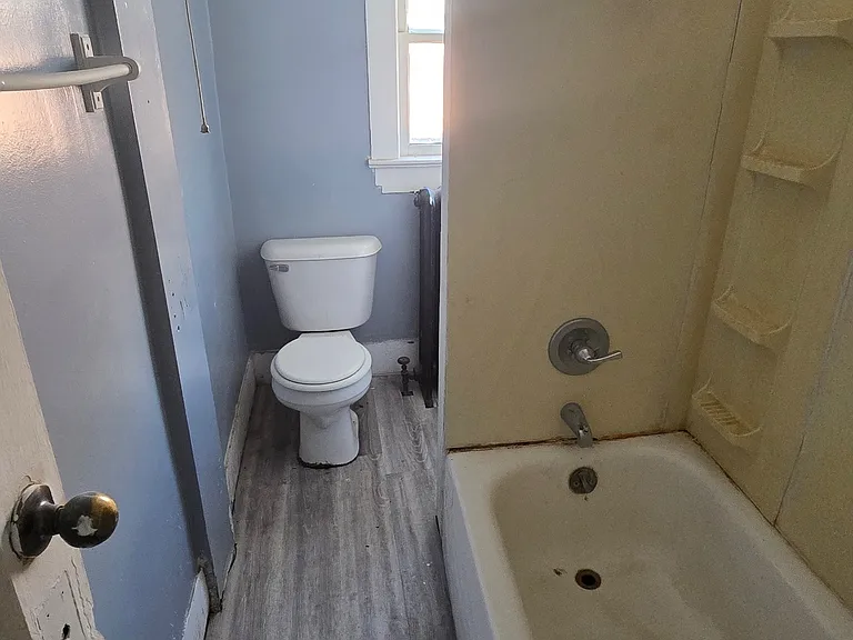 121 E 2nd St #B — Photo 7