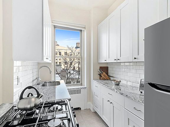 3rd image of 35 W 81st St #6-E