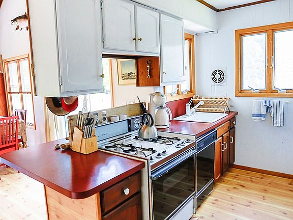 4th image of 8 Flagg Ave