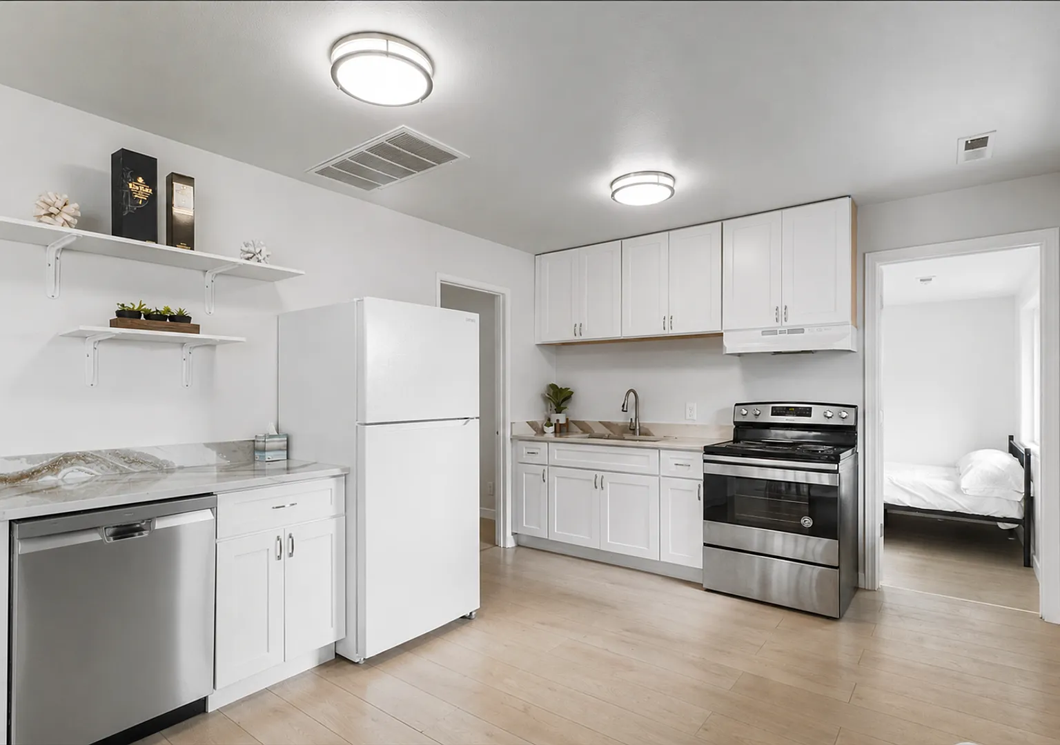 Newly Remodeled and Spacious 3 bedroom 1 bath Rambler — Photo 1