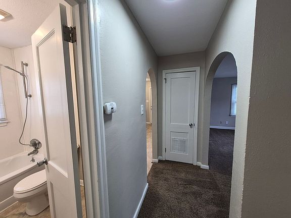 3rd image of 423 E Diehl Ave