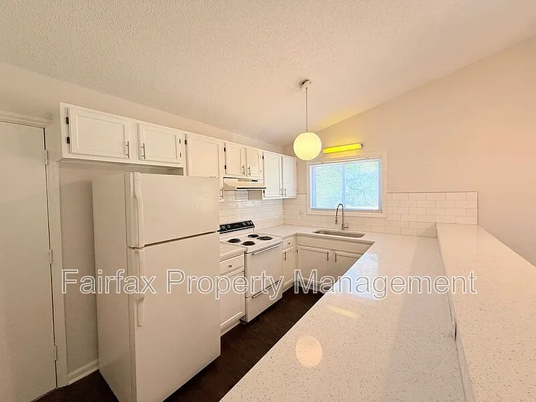 475 Cedar Lake Rd #B — Photo 4