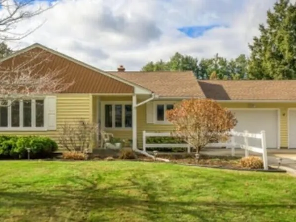 24 Rockland Dr, Pittsfield, MA 01201