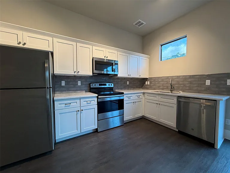 2727 Houston Ave #202 — Photo 6
