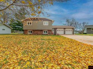 808 Circle Dr, Wells, MN 56097