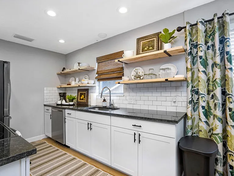 4705 Hollingsworth Ave — Photo 41
