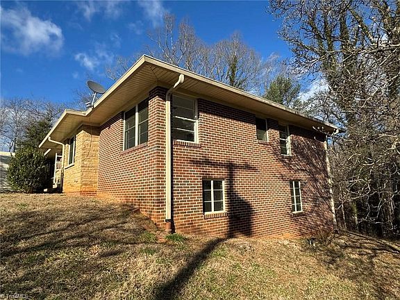 3rd image of 340 Hillcrest Dr