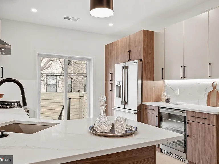 2209 Montrose St — Photo 6