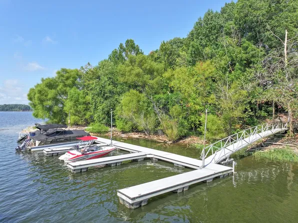 9 Sir Peyton Dr, Clarksville, VA 23927