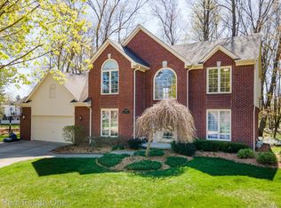 2218 Oakwood Dr, Troy, MI