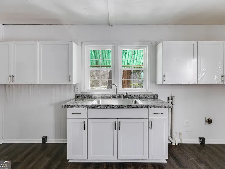 734 W College St — Photo 15