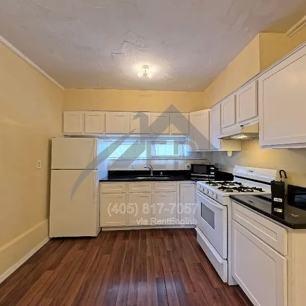 Building Photo - 2300 Carlton Way #B