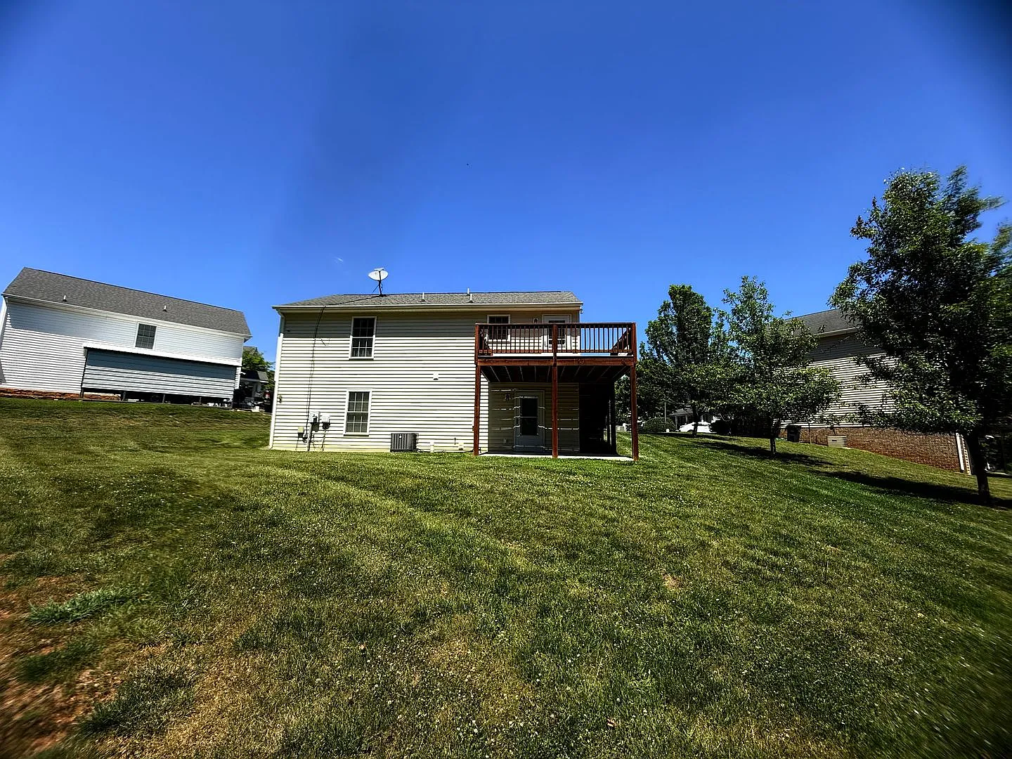 Split Foyer in New Towne Neighborhood — Photo 3