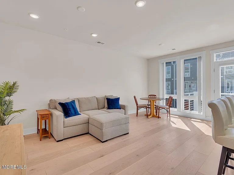 1403 N Kingsley St #210 — Photo 15
