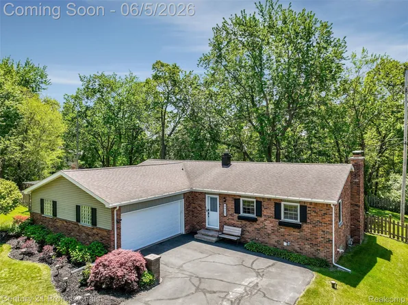 4921 Huron Dr, Clarkston, MI 48348