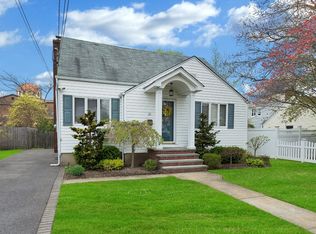 20 Kenny Ave, Merrick, NY 11566