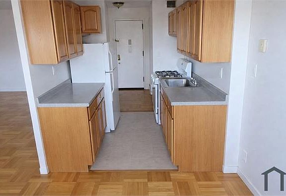 3rd image of 2010 Bruckner Blvd APT 10H