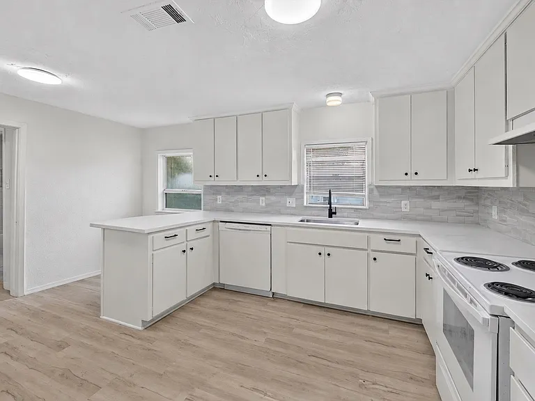351 S Waco St — Photo 4