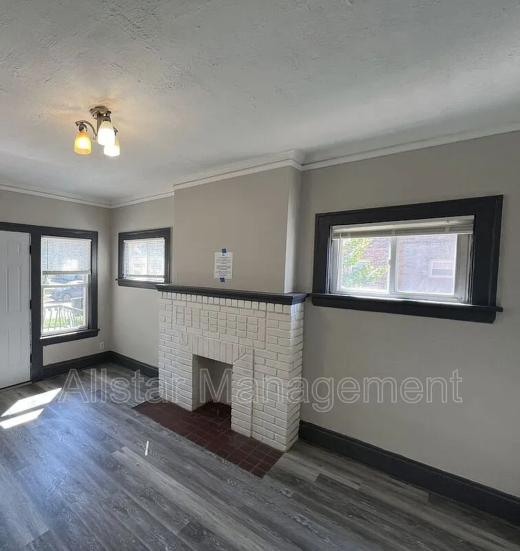 2 bed, 1.0 bath, 1018 sqft, $800 — Photo 2