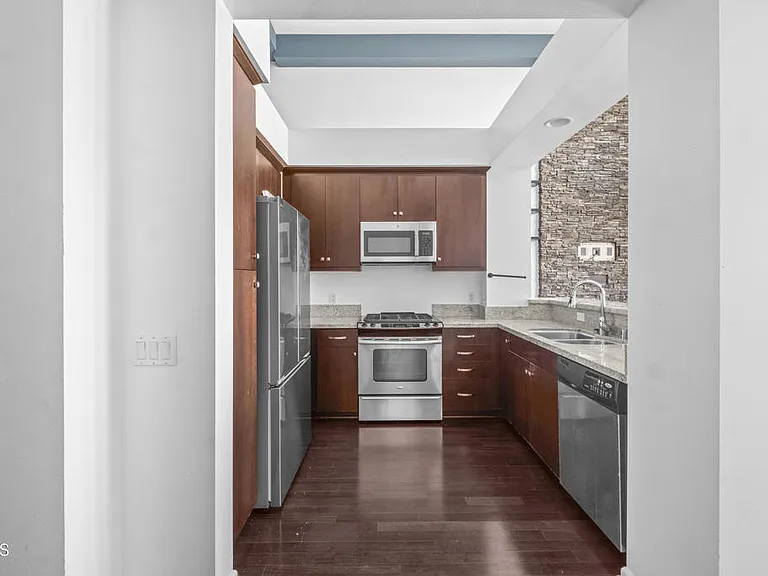 1901 Victoria Ave #201 — Photo 5