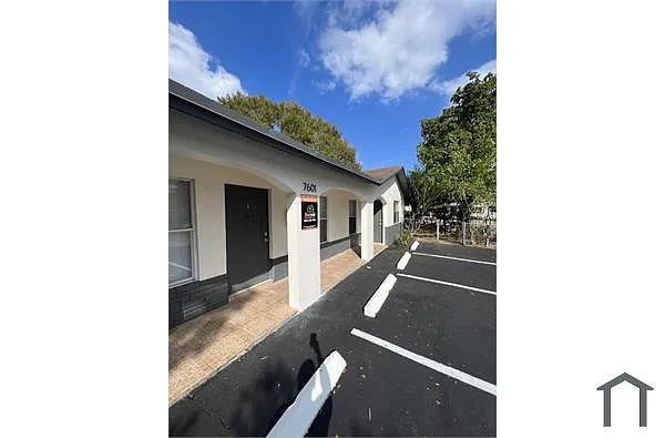 Building Photo - 7601 SW 10th Ct #2
