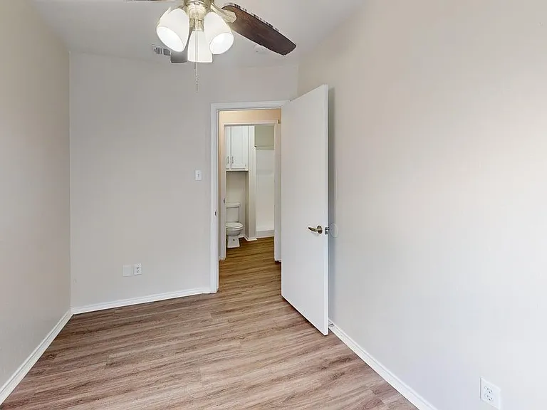 Davis Square Apartments — Photo 34