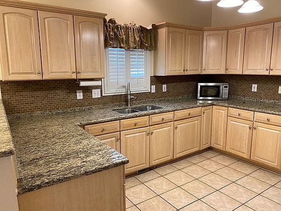 Kitchen/granite counters