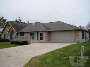 608 Pheasant Hill Ln, Sigourney, IA 52591
