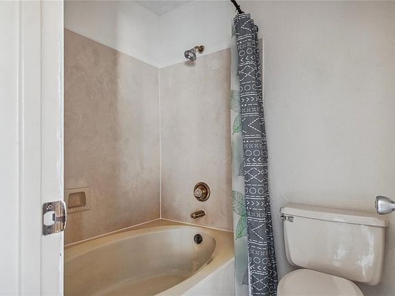 5th image of 1500 W Esplanade Ave APT 25E